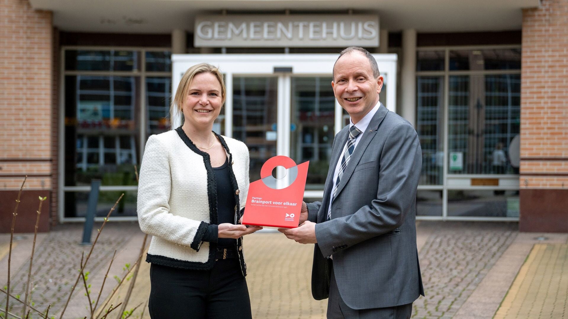 Janneke van Kessel, overhandigt burgemeester Ederveen het embleem als bewijs van deelname.