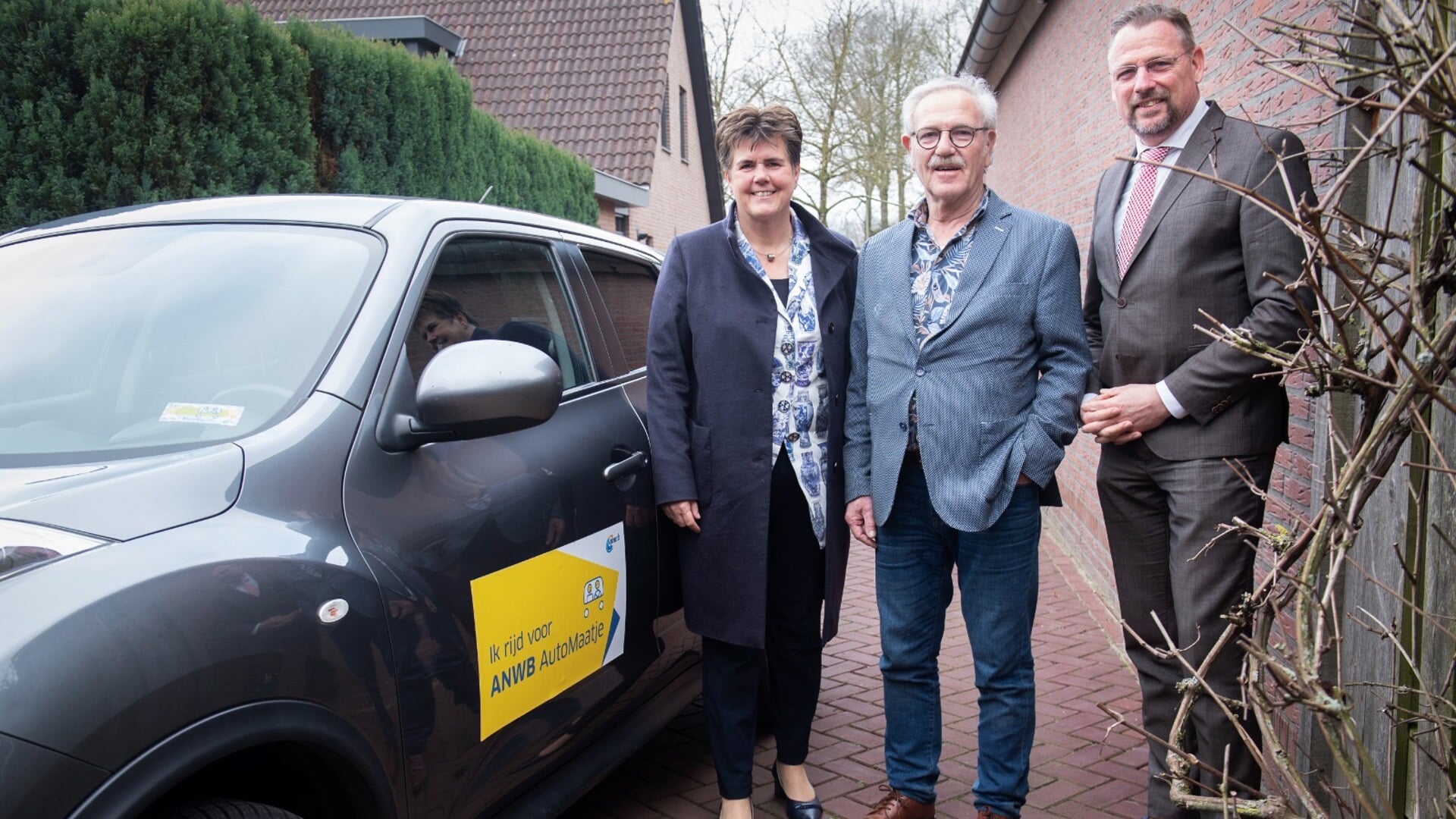 Commissaris van de Koning Ida Adema met de chauffeur van AutoMaatje en burgemeester Van Bree.