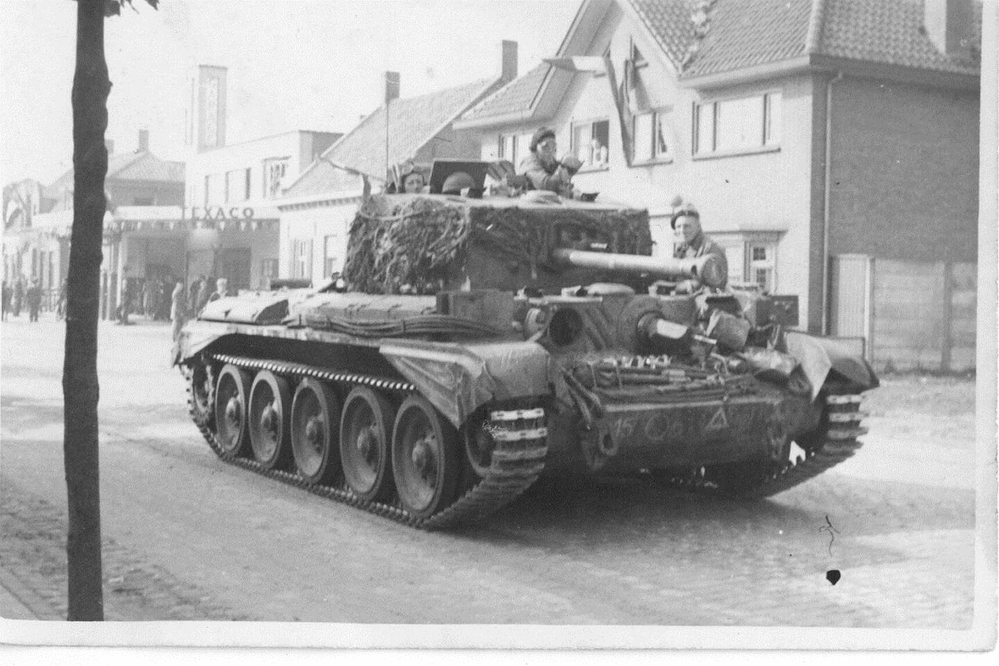 Een Britse tank rijdt op 18 september 1944 door Aalst.