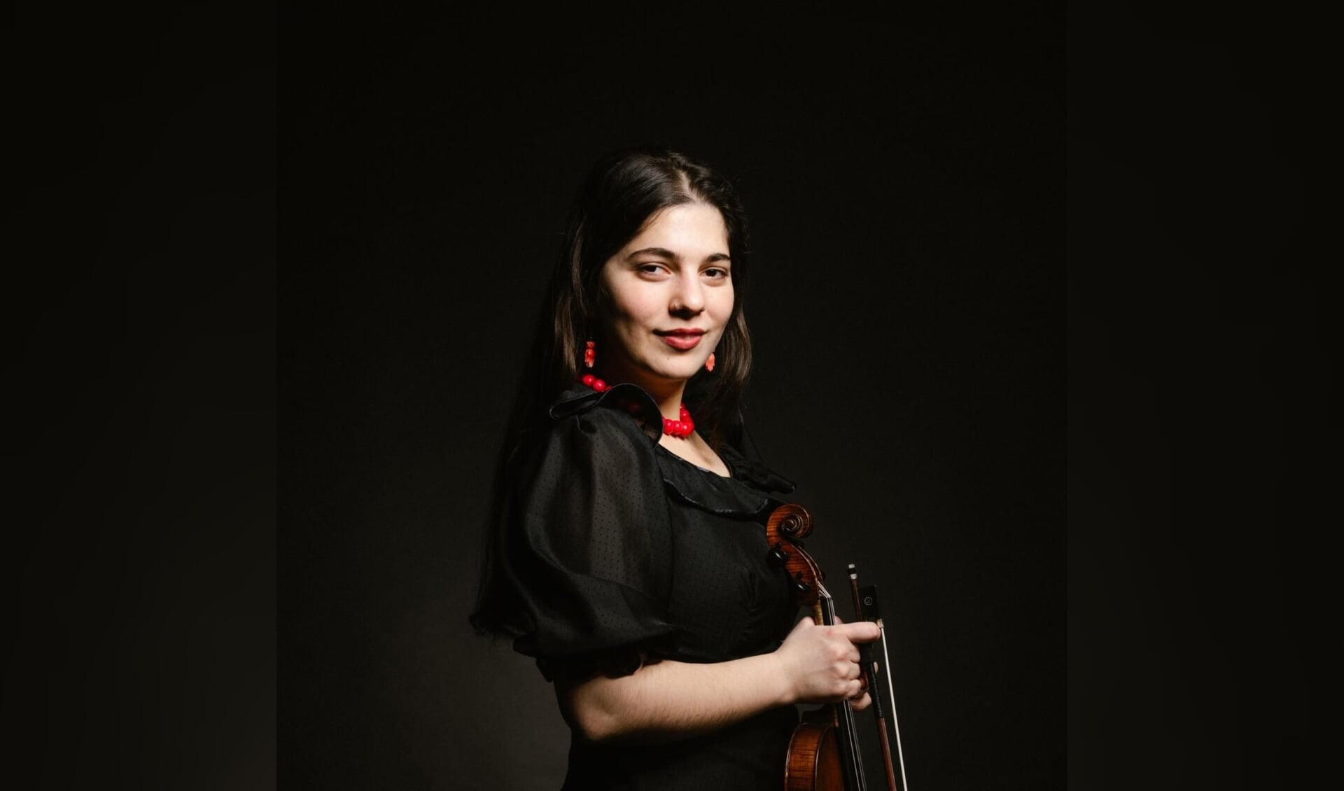 Violiste Ioanna Boultadaki  soleert in het  vioolconcert in g mineur, op.26  van Max Bruch.