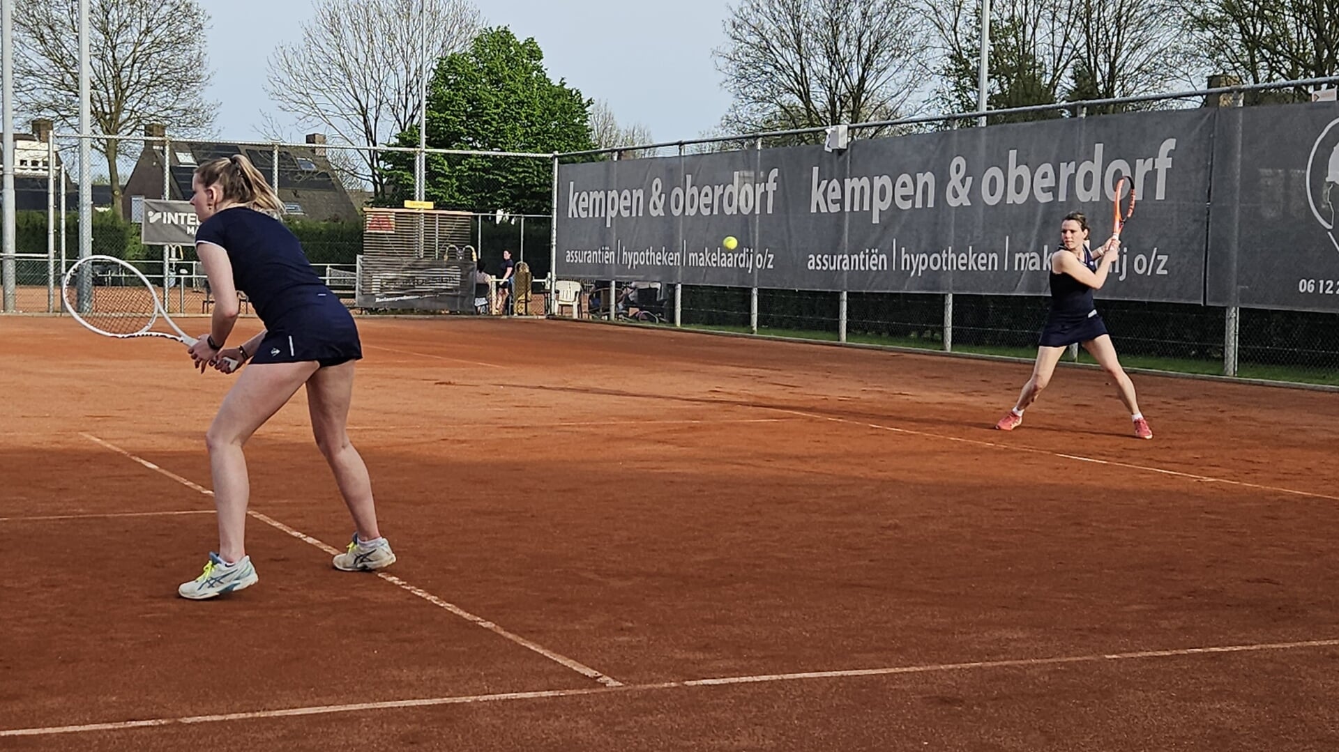 Lotte Oostvogels en April van Gennip winnen vakkundig hun dubbelpartij.