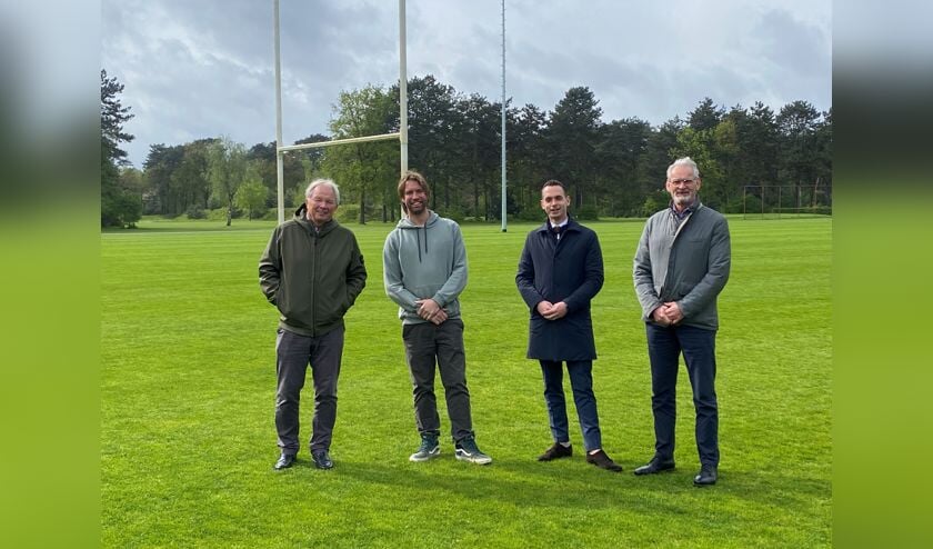 De ondertekenaars op het veld vlnr Rolf Zweegers, Joost van Traa, wethouder Rens Pijnenburg en Peter Leenders.