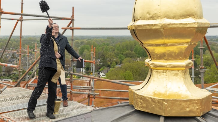Pastoor Van der Maazen zegent de gouden bol bovenop de kerk. (Foto's: Ger Jansens)