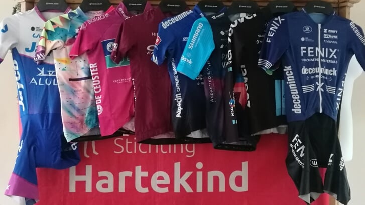 Enkele van de shirtjes die Marcel van Oosterhout verloot. De opbrengst daarvan gaat naar stichting Hartekind.