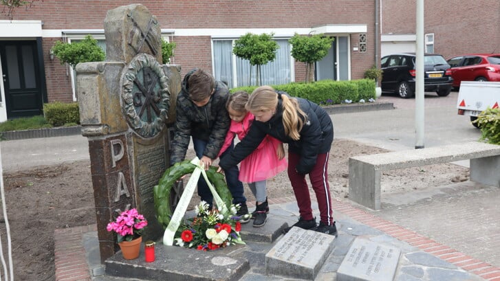 Leerlingen van basisschool 't Rendal tijdens een eerdere herdenking bij het Frank Doucettemonument.
