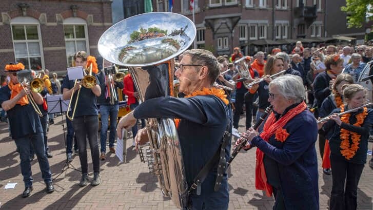 Uit alle hoeken en gaten verschenen muzikanten van de Koninklijke Harmonie Deurne. (Foto: Hein van Bakel)