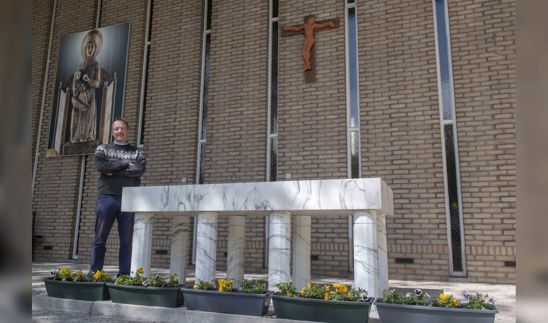 Pastor Stefan Schevers bij het nieuwe altaar in de buitenkerk. (Foto: Hein van Bakel)
