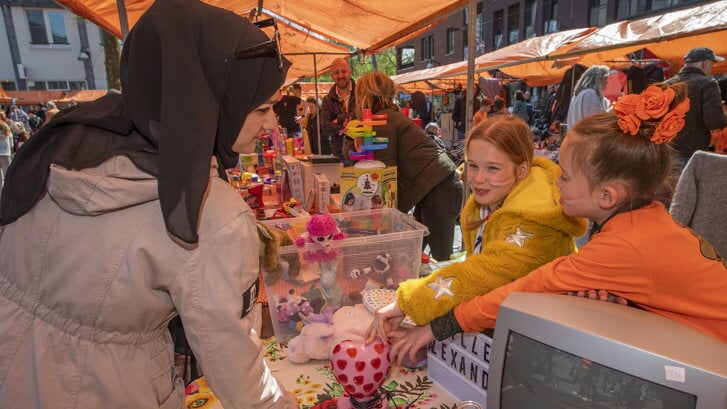 Op Koningsdag, zaterdag 27 april, is er vanaf 13.00 uur de traditionele slingermarkt. (Archieffoto: Hein van Bakel)