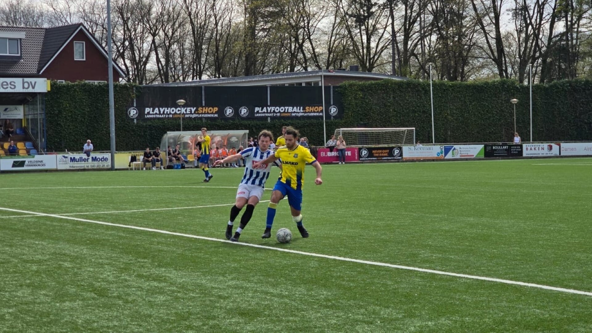 Miro Ioannidis namens SV Valkenswaard aan de bal. in de wedstrijd tegen Someren. 
