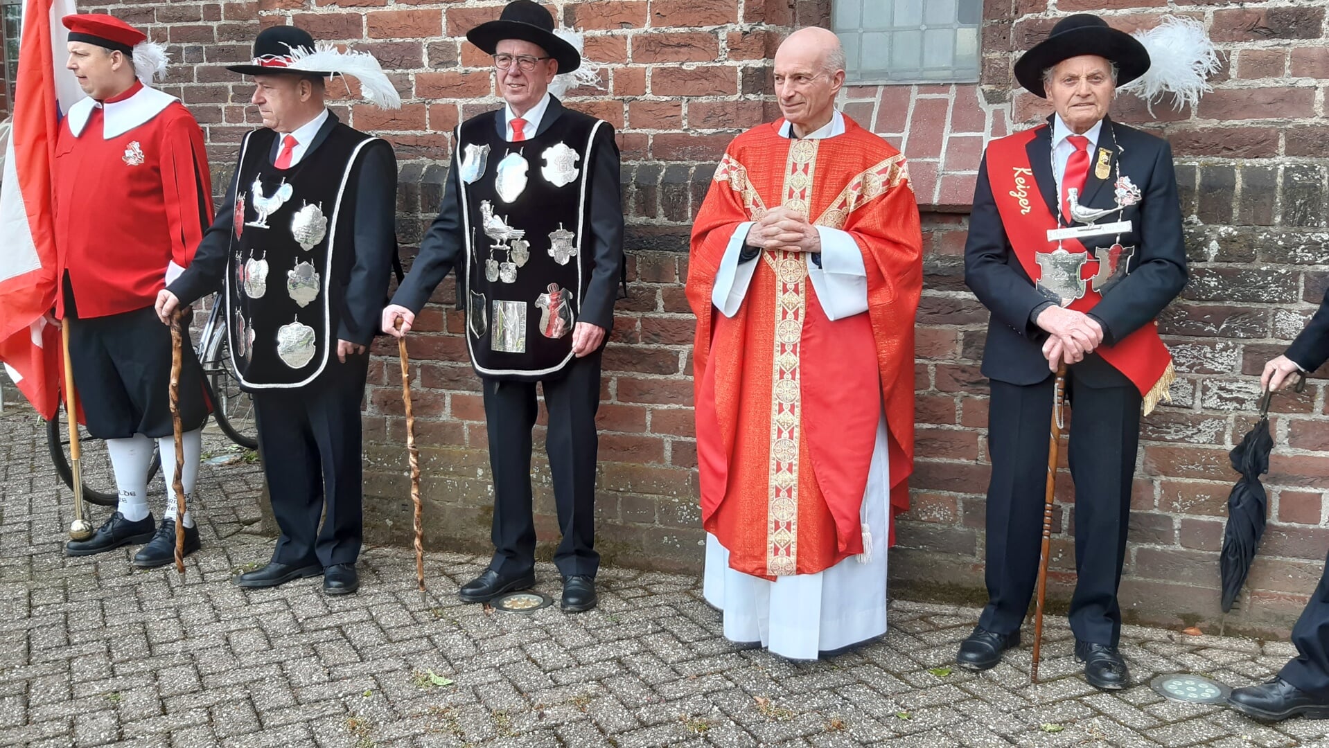 De hernieuwde eed van trouw aan het kerkelijk gezag in de persoon van pastoor Sjef van der Maazen.