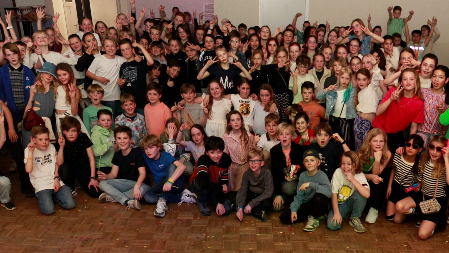 Een deel van de tieners die vrijdagavond in Het Klooster waren voor de eerste tienerdisco sinds 4 jaar. 