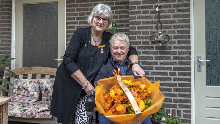 Hannie Nijssen-Smits en haar man na de uitreiking van de Koninklijke onderscheiding. (Foto: Zoë Stegeman/Siris) 