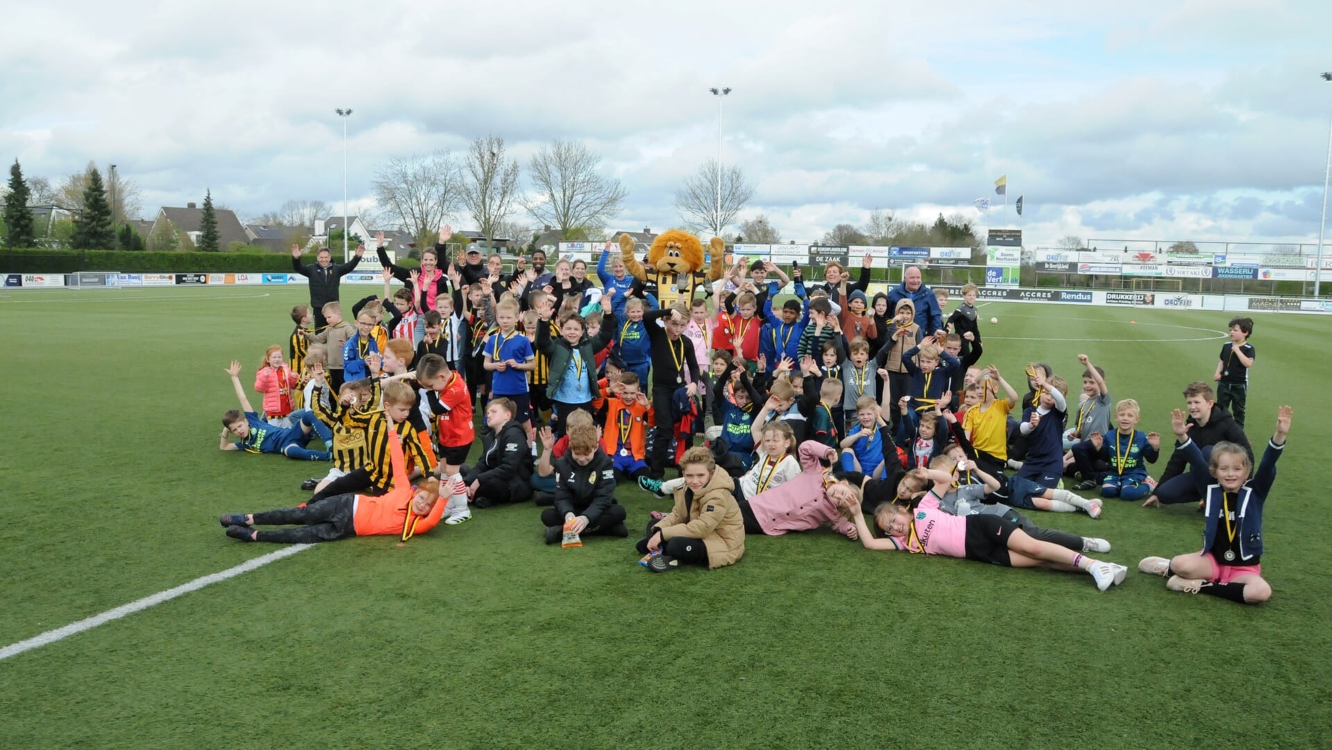 de deelnemertjes aan de schoolvoetbalclinic bij De Valk (Foto: Henry Jansen).