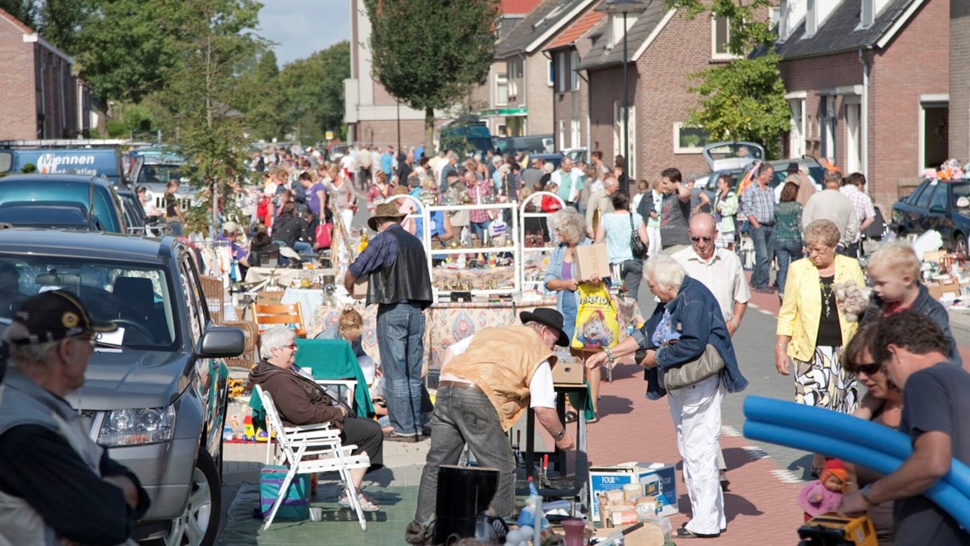 De markt in Vlierden is inmiddels goed bekend bij het publiek en vindt plaats in het centrum rondom café Thijssen.