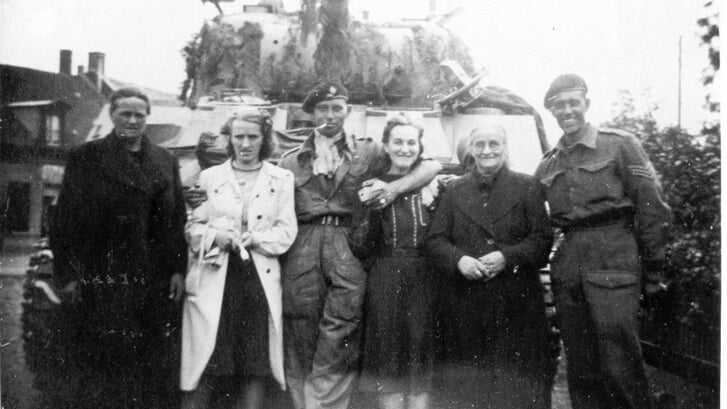 Een familie uit Aalst poseert met de bevrijders. 