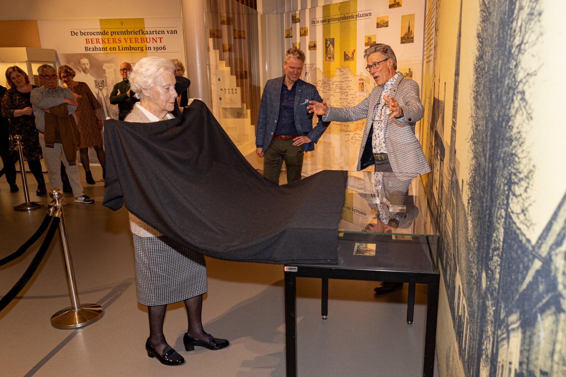 Mevrouw Berkers, de achternicht van Janus Berkers, opent de tentoonstelling in Museum Klok & Peel. (Foto: Patrick Janssen)