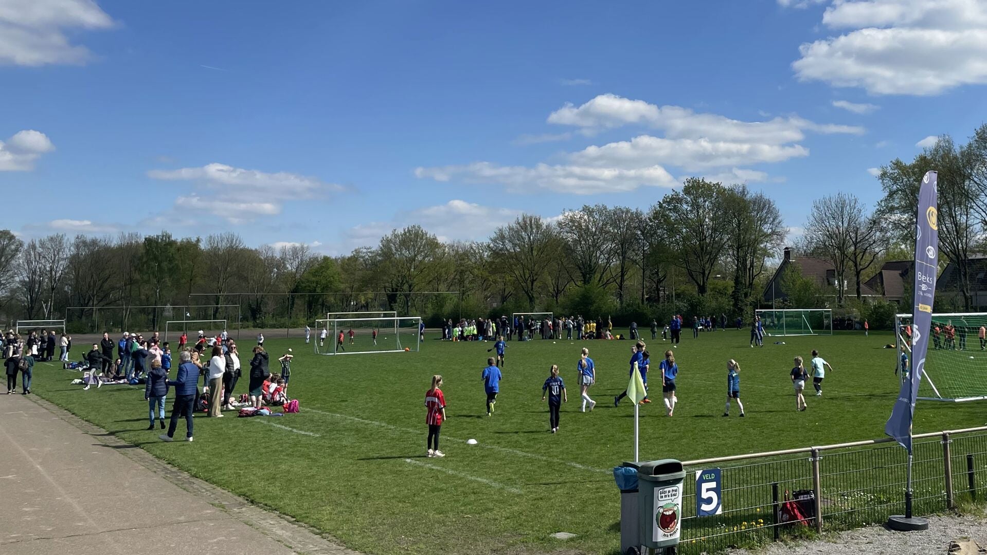 Het Schoolvoetbaltoernooi voor de groepen 5 en 6 werd gespeeld op de velden van RKVV Dommelen.