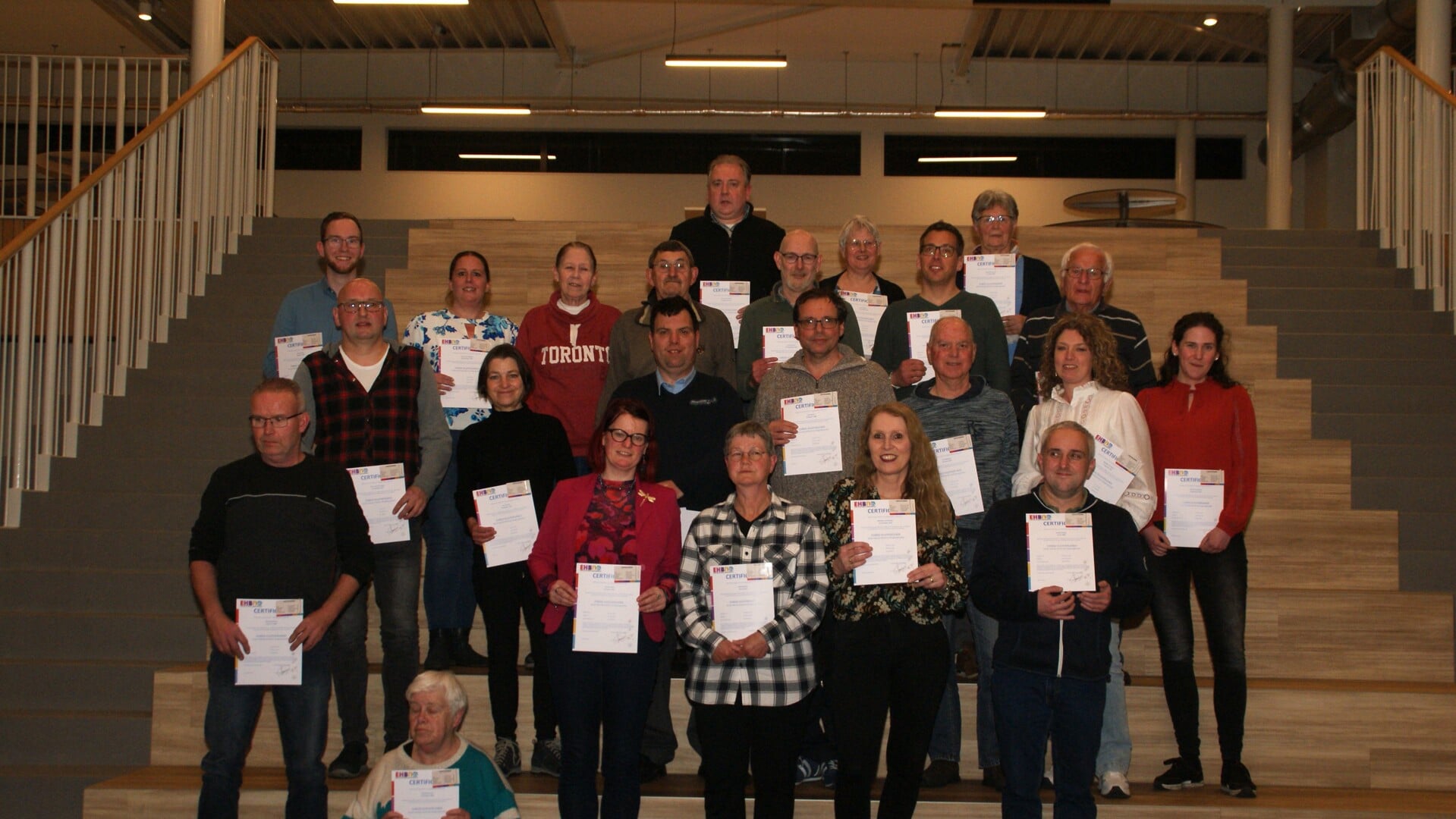 De groep EHBO'ers ontving vorige week dinsdag tijdens de jaarvergadering van EHBO-vereniging Asten hun certificaat en EHBDD-pasje. 