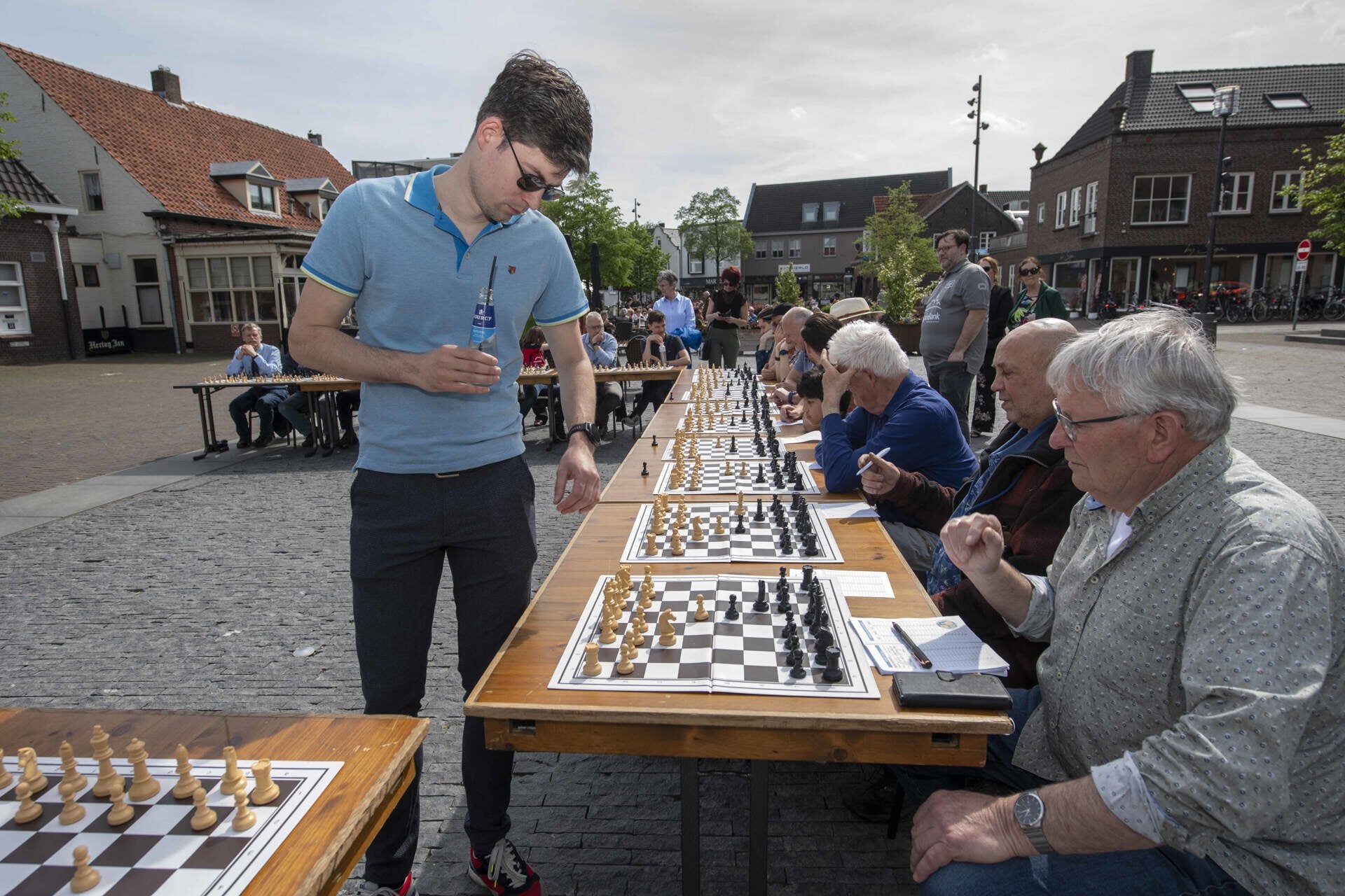 Schaakgrootmeester Robin Swinkels nam het in een simultaanwedstrijd tegen 25 spelers tegelijk op. (Foto: Hein van Bakel)