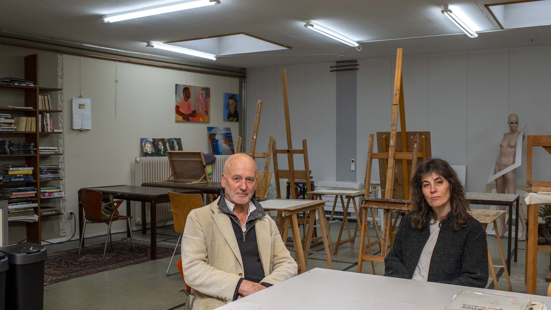 Vader Jos en dochter Sarah Wigman in hun atelier De Peelse School. (Foto: Hein van Bakel)