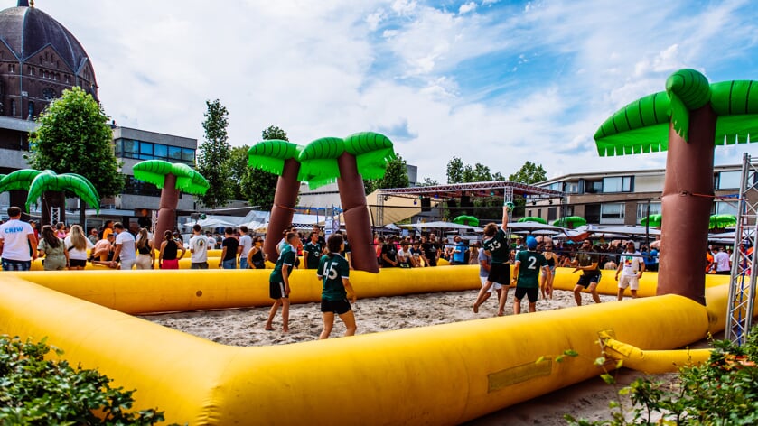 De organisatie hoopt dit jaar weer op een zonnige editie van het beachvolleybaltoernooi.