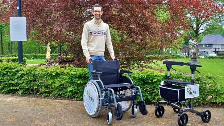Tom van Santvoort jongstleden maandag bij de levering van de nieuwe rolstoel en rollator voor Het Huis van Waalre.