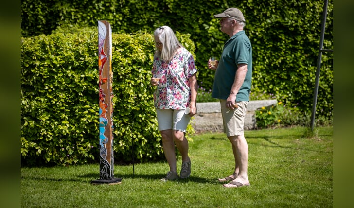 Bezoekers bezichtigen een kunstwerk in de Beeldentuin. (Foto: Patrick Janssen)
