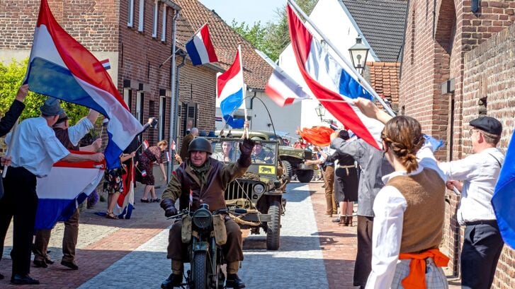 In het Limburgse Stevensweert werd afgelopen zondag de bevrijdingsscene van de film Burgemeestersmoord gefilmd.