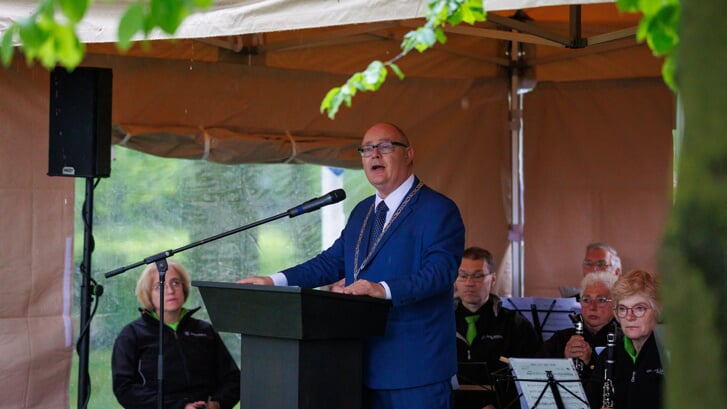 Burgemeester Marcel Oosterveer tijdens zijn toespraak bij de Dodenherdenking