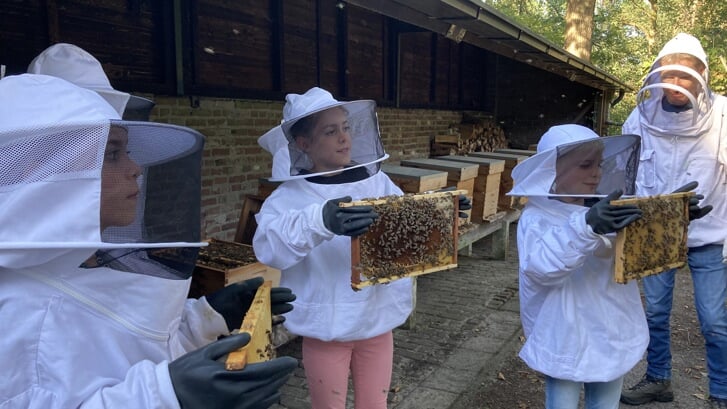 Enkele jonge bijenliefhebbers bij de Van Gijselshof, het verenigingsgebouw van bijenhoudersvereniging Sint Ambrosius.