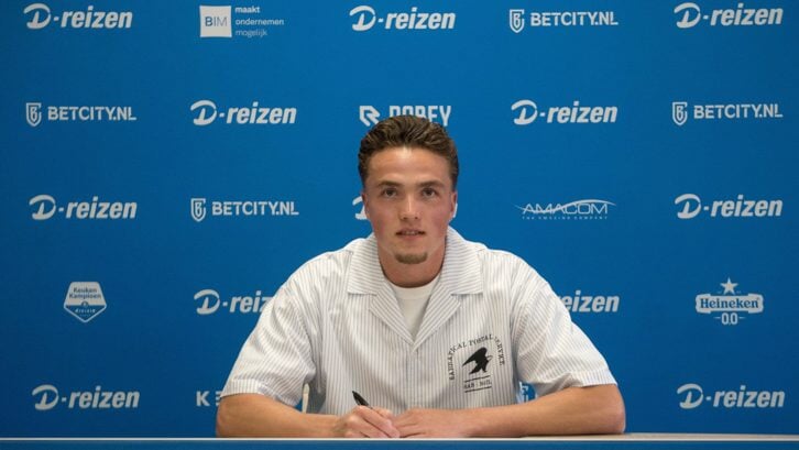 Astenaar Stan Henderikx zet zijn handtekening bij FC Den Bosch. (Foto: www.fcdenbosch.nl)