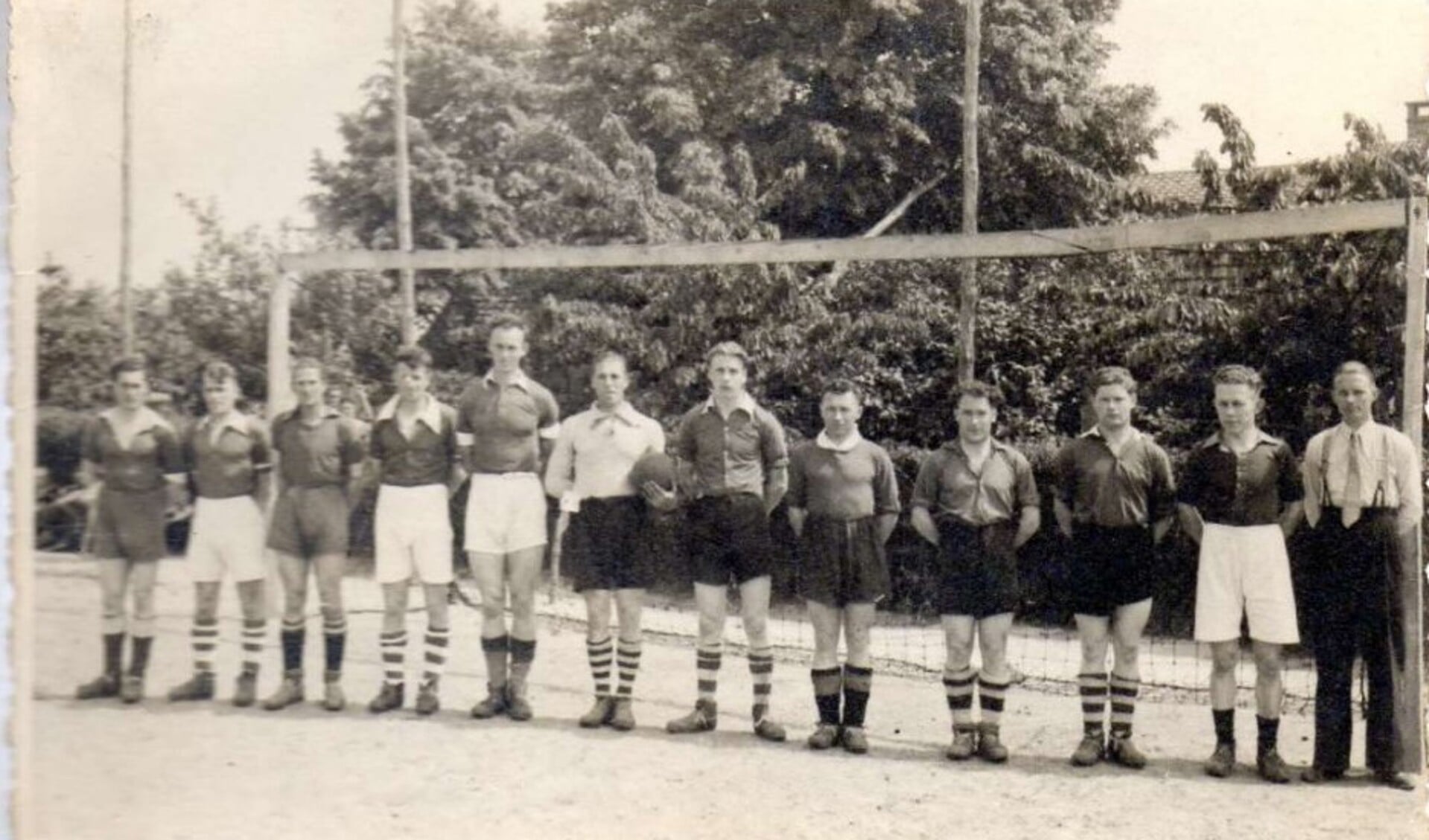 In het seizoen 1947-1948 wordt het vaandelteam voor het eerst kampioen. Tweede van rechts is Henk Robben (de opa van Arjen Robben).