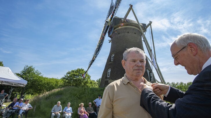 Als dank voor zijn inspanningen voor molen Johanna Elisabeth in Vlierden ontving Harrie Smits de Penning van Verdienste. (Foto: Hein van Bakel)