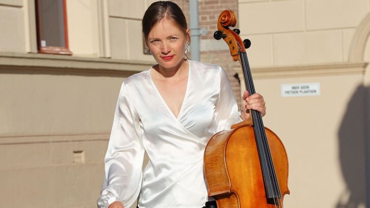 Celliste Hanneke Rouw speelt in het AD-concert, twee cellosuites van Johannes Sebastiaan Bach. 
