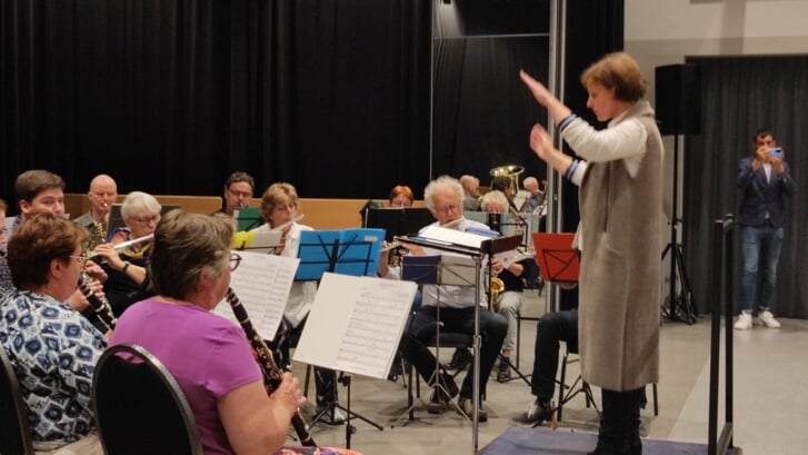 Het Doorblazersorkest van Harmonie de Volharding met rechts dirigente Renate in 't Zandt.