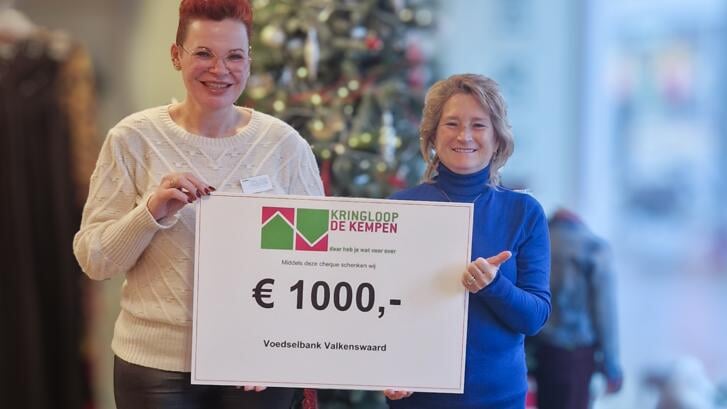 Esther Brandes van Feel Good Store Valkenswaard overhandigt de cheque aan Mariëtte Schuman van de Voedselbank Valkenswaard. 