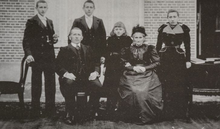 Het gezin van Dorus van Dijk en Caatje Manders v.l.n.r. Sjef, Dorus, Jan, Koosje, Caatje en Marie (Foto: archief Kendix)