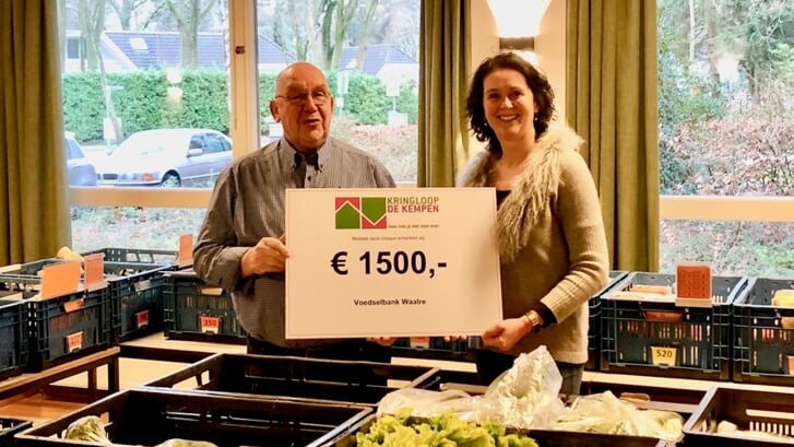 Ton Dietvorst en Thea Hazel-Stals met de cheque voor de Voedselbank Aalst-Waalre.