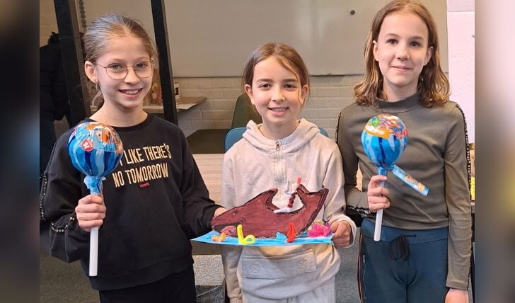 Lisa, Ilse en Brinn uit groep 7 en 8 bedachten en maakten het winnende ontwerp van het mopje 'Haai'.
