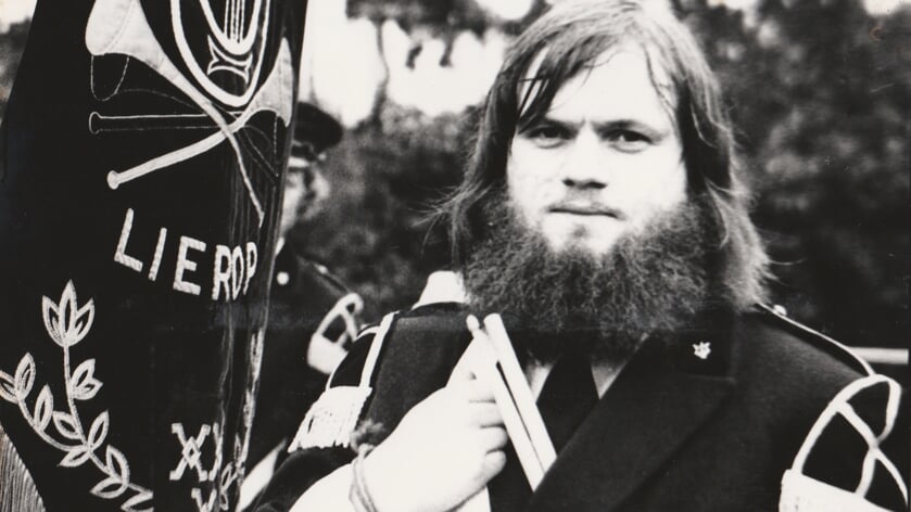 Een foto uit 1971 toen Toon concerttamboer was bij fanfare Sint Willibrordus. 
