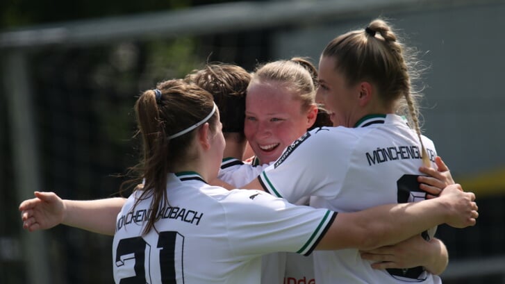 Lenny viert haar winnende treffer in de kampioenswedstrijd tegen SV Heisen Mülheim met haar teamgenoten. (Foto: Andreas Reimer) 