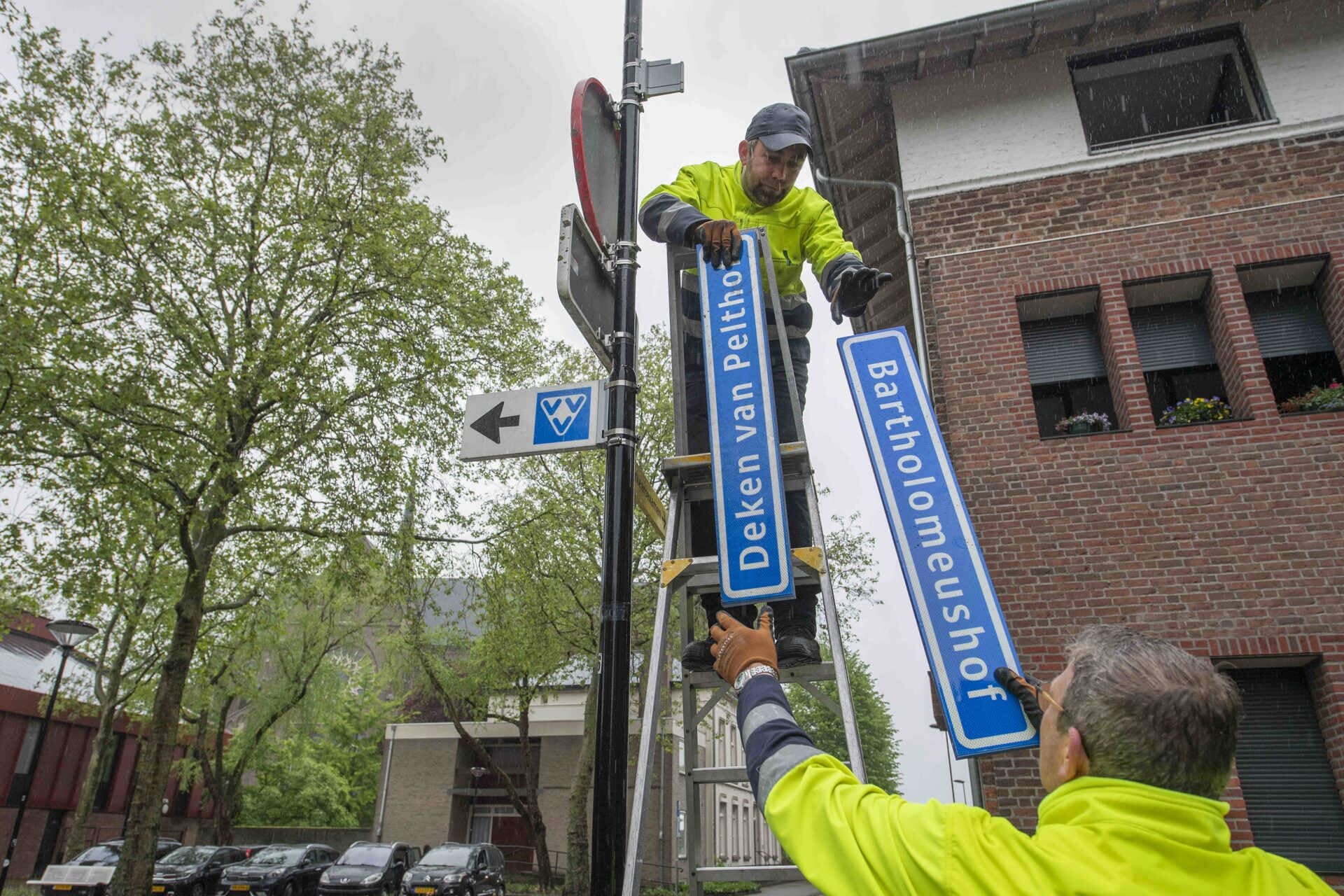 De straatnaambordjes werden vrijdagochtend omgewisseld. (Foto: Hein van Bakel)