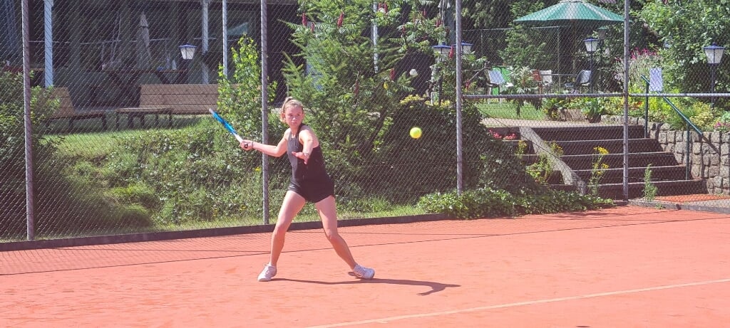 De jonge Lotte Oostvogels speelde erg sterk en won zowel haar enkel- als haar dubbelspel.