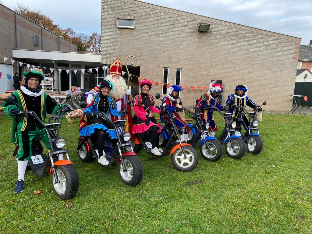 Sinterklaas en zijn pieten kwamen in Neerkant aan op speciale elektrische scooters. 