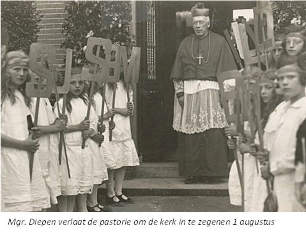 Bisschop van Diepen verlaat op 1 augustus 1927 de pastorie om de kerk in te zegenen.