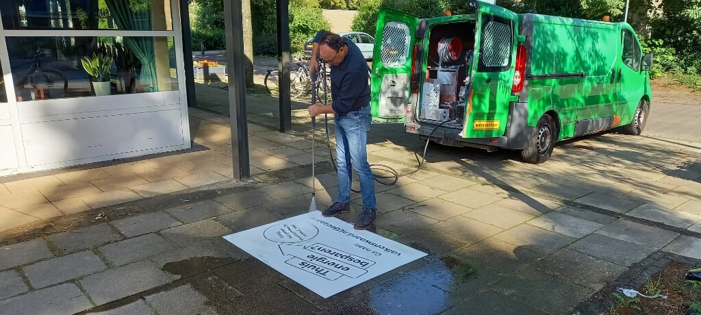 Wethouder Theo Geldens mocht aan de slag met duurzame graffiti.