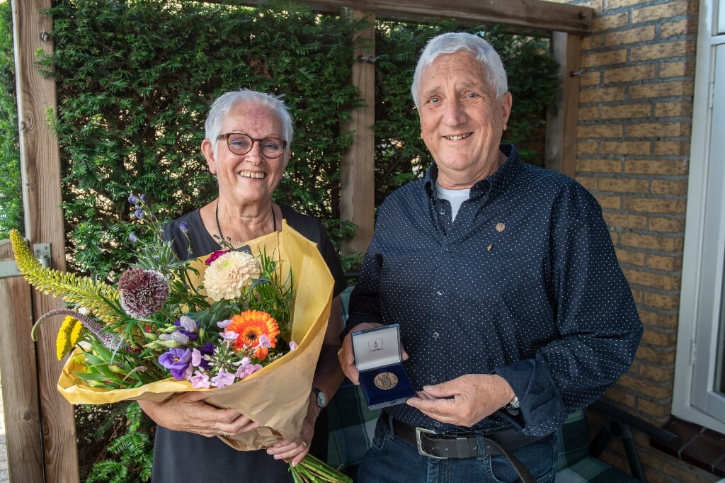 Noud van de Kerkhof en zijn vrouw werden thuis verrast door burgemeester Greet Buter. (Foto: Hein van Bakel)