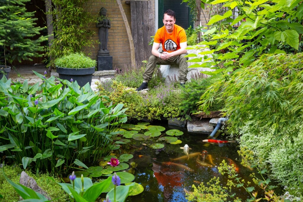 Piet Knook in zijn Japanse tuin achter het huis, maar hij droomt groter. (Foto: Connie Sinteur)
