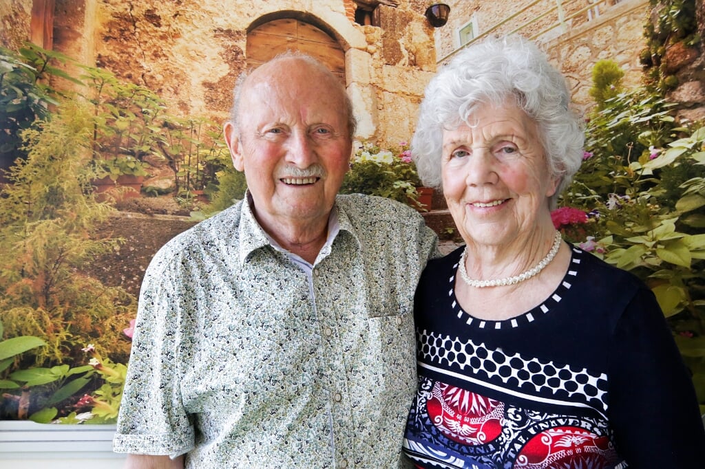 Nol en Doortje van der Maat-Timmermans zijn dinsdag 65-jaar getrouwd. (Foto: Jurgen van Hoof) 