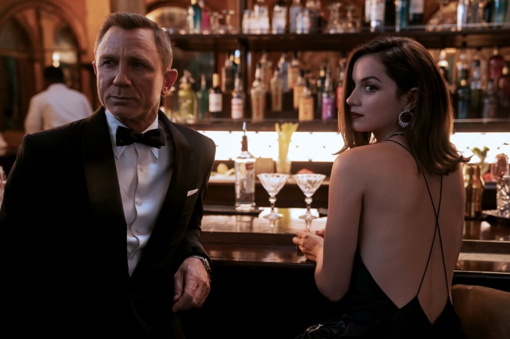 James Bond (Daniel Craig) and Paloma (Ana de Armas) in No Time To Die. (Foto: Nicola Dove)